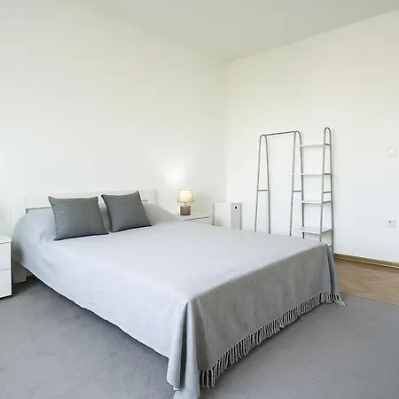 Cozy 2 Min From Saint Sava Temple Апартаменты